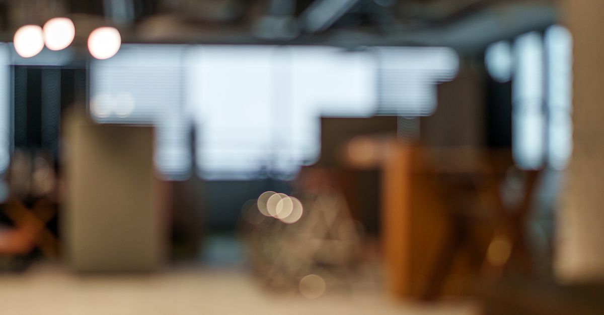Odprt coworking prostor z dnevno svetlobo